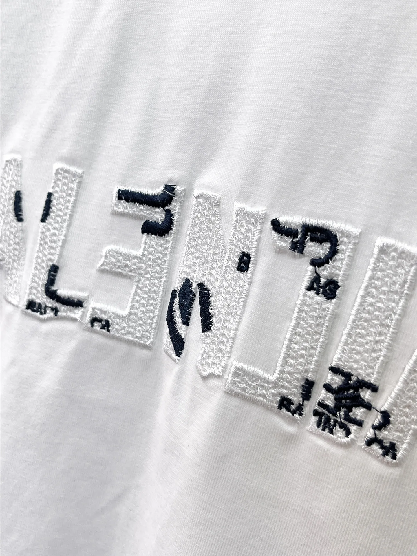 Balenciaga's high-end top-quality products 🐮2026 Spring and Summer New Arrival first counter, the latest New Arrival short-sleeved round neck T-shirt, Premium customized design, avant-garde and fashionable! Brand logo heavy craftsmanship design Premium customized 260g fabric. Soft to the touch. Comfortable to wear. Counter-level exquisite stitching. Fine workmanship. The upper body effect is incomparably handsome! A must-have item for men and women with the same style! Sizes: S~XXL When placing an order, please state your height and weight. The maximum wearing size is 210 pounds (one size larger)
